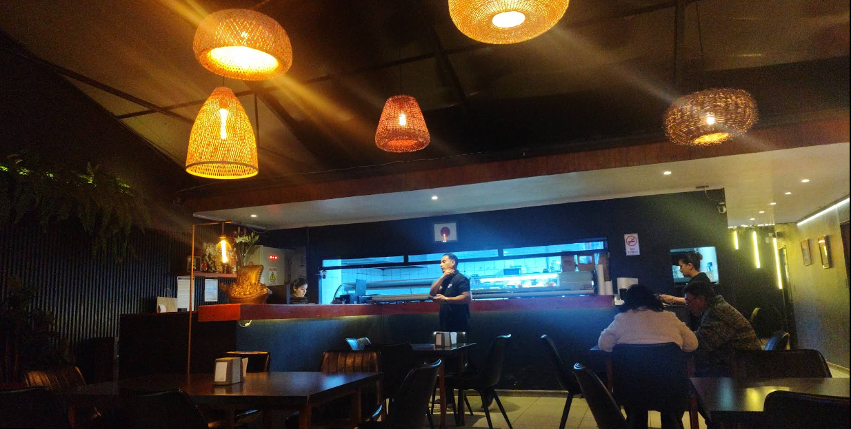 Interior de Ebisu con barra e iluminación del salón. Fotografía compartida para vista previa; autorización de uso pendiente.